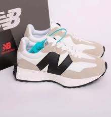 New Balance 327 Sneakers